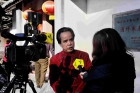 在老家接受广东卫视《华夏之子》栏目摄制组采访