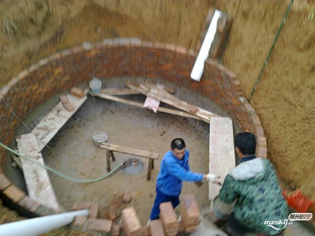 修建沼气池1
