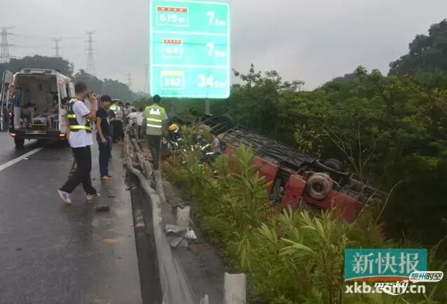 往广州客车翻车造成2死4伤 - 民生爆料 - 梅州时