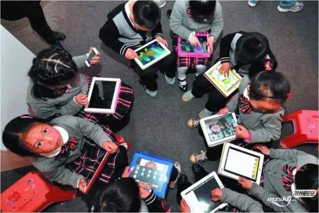 越来越多的中国孩子是由“电子保姆”带大的.jpg