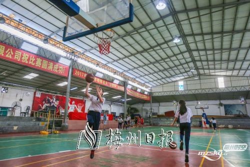 参赛选手正在进行篮球训练（吴腾江 摄）