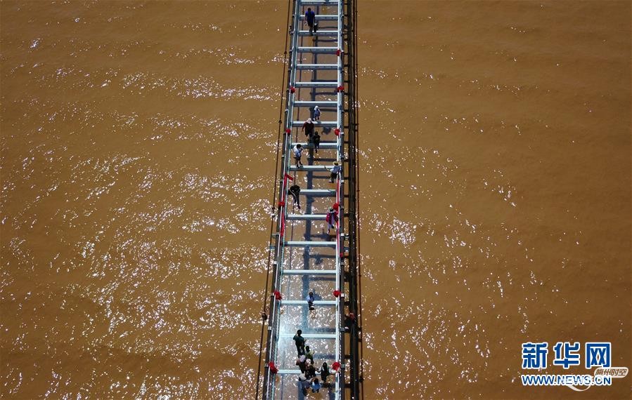 8月2日，游客在黄河3D玻璃桥上行走。新华社记者 李然 摄2.jpg