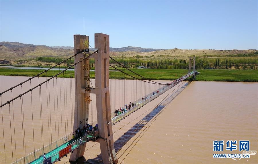 78月2日，黄河3D玻璃桥横跨黄河两岸，吸引了不少游客前来体验。新华社记者 李然 摄.jp.jpg