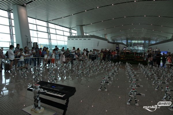 　108台机器人国庆节在揭阳潮汕机场“秀”表演