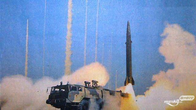 　火箭军一次齐射价值几亿的十枚导弹，同时升空十分壮观