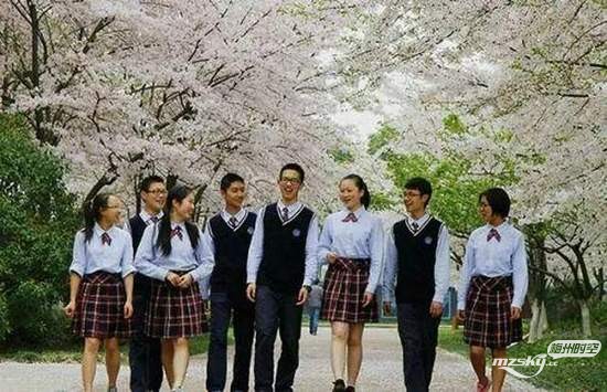 目前多数中国学生的校服、还是类似运动服的传统型