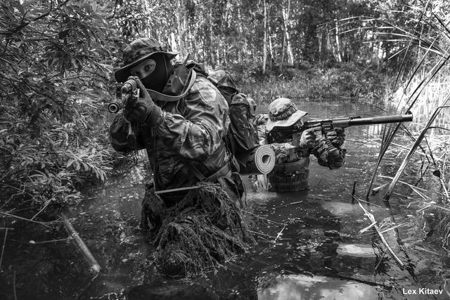 军事摄影师的力作，黑与白更能体现出中国军人的坚毅顽强