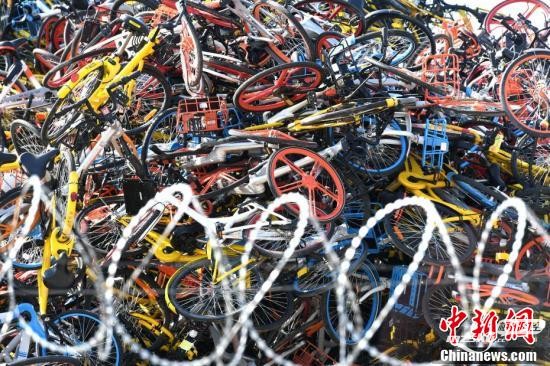  厦门共享单车堆积如"草垛" 令人触目惊心