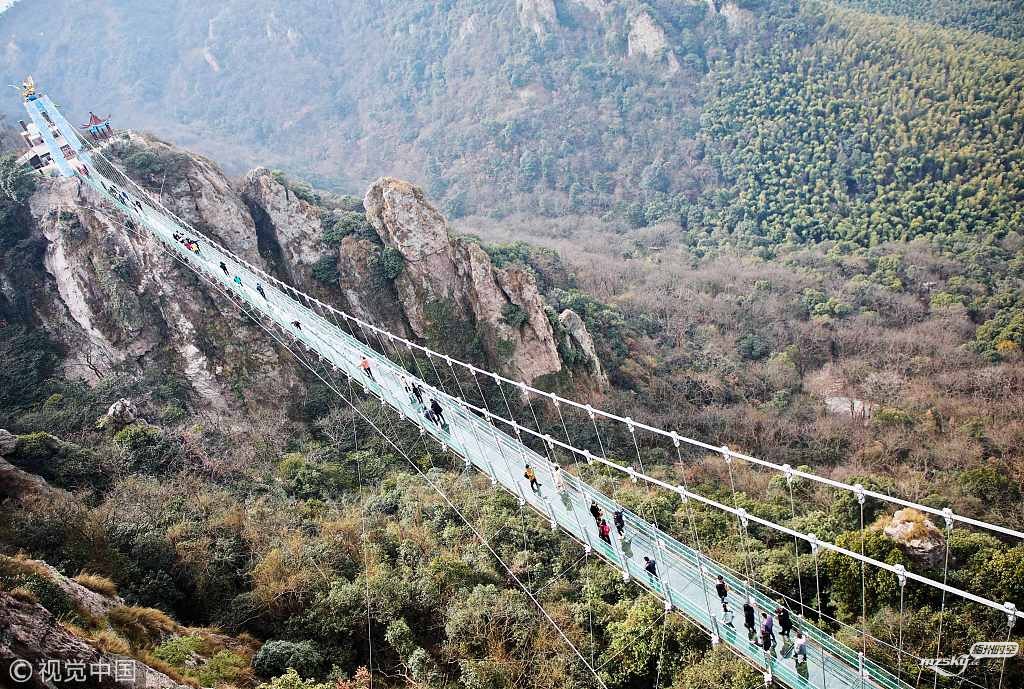  安徽芜湖高空玻璃桥 游客体验“步步惊心”