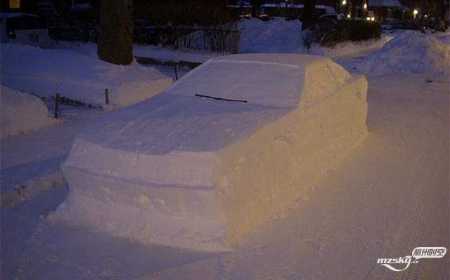 用雪在路边堆了辆“假汽车”，警察查看后留下张“假罚单”