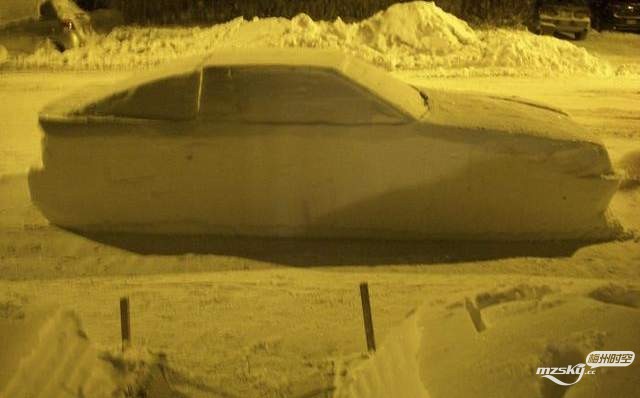 用雪在路边堆了辆“假汽车”，警察查看后留下张“假罚单”