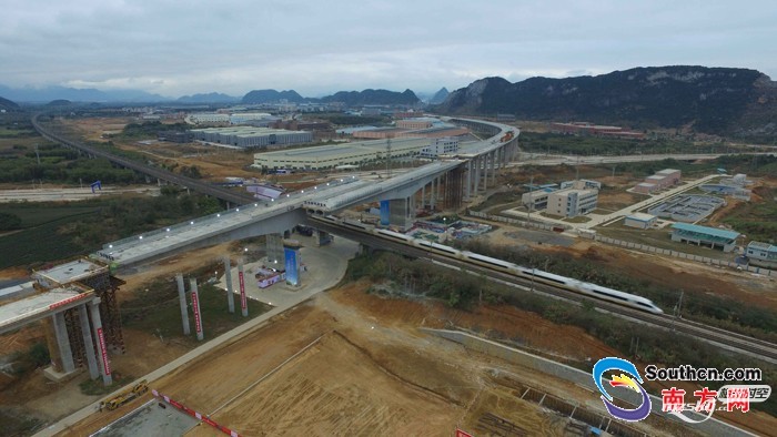   我国首例高速桥梁转体跨高铁在广东完成