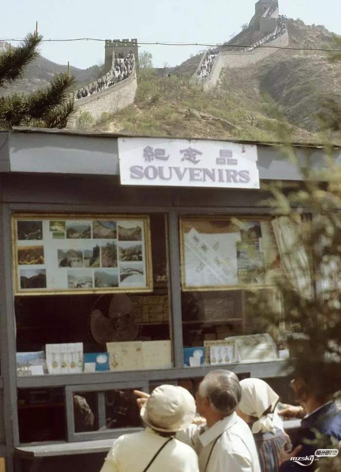 3、1983年5月，旅游者在长城脚下的商铺中购买纪念品.jpg