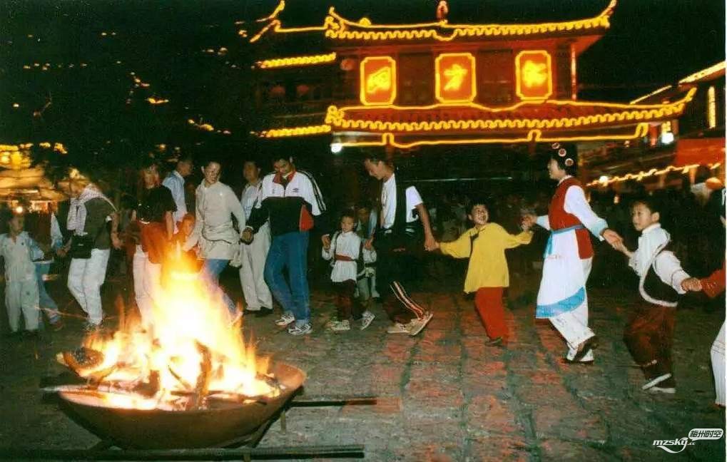 14、2001年，丽江古城，游客与当地人在四方街上燃起篝火打跳.jpg