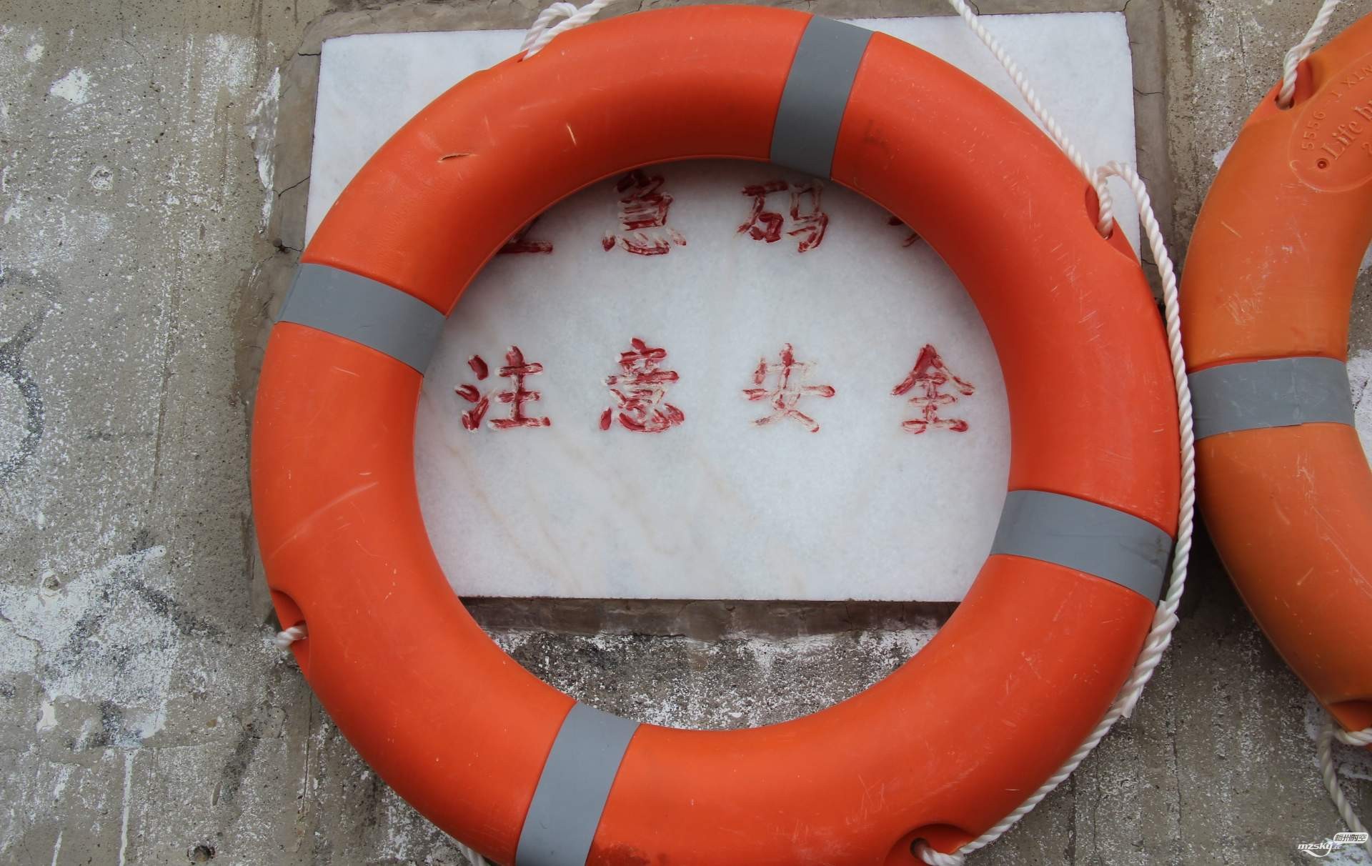   看到梅城梅江沿岸增设救生圈