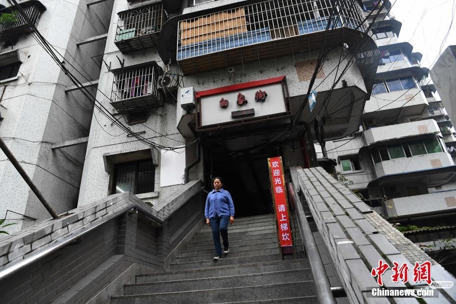  重庆24层高楼没电梯：3个出口通3条街