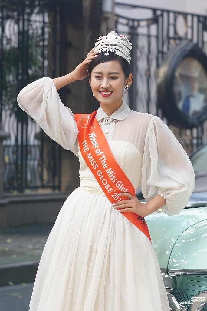 中国选手首夺环球小姐总冠军 一袭白裙加身美艳动人