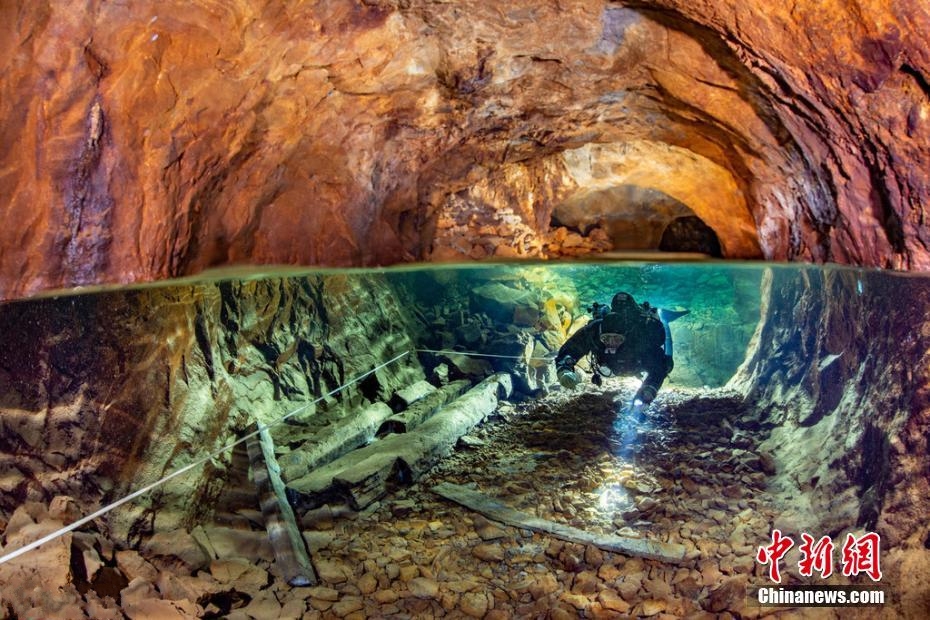 斯洛伐克摄影师探秘水下废弃矿场