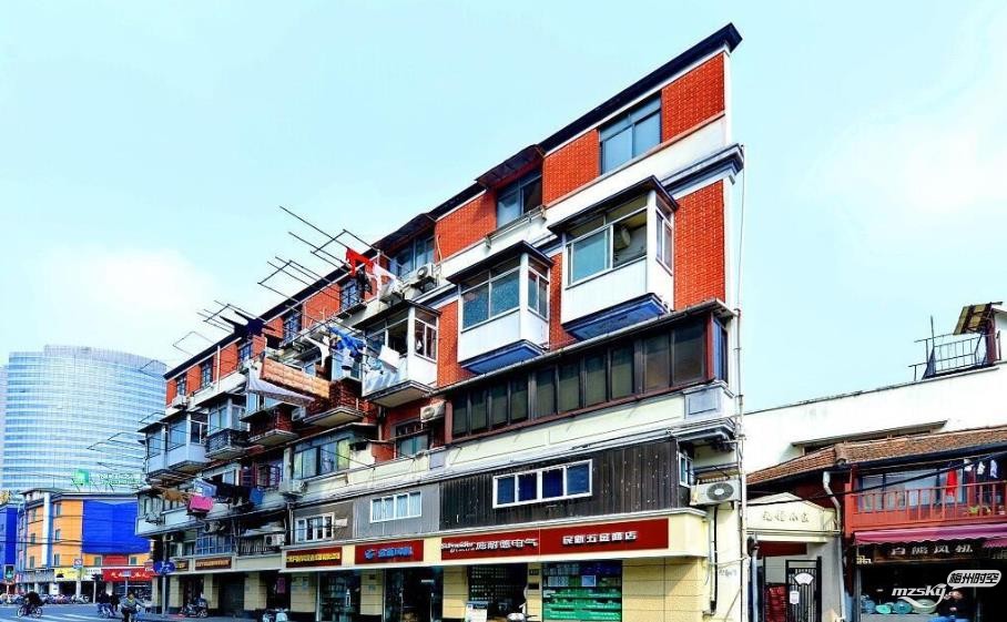 上海纸片楼成网红景点 最薄处仅一块砖大小