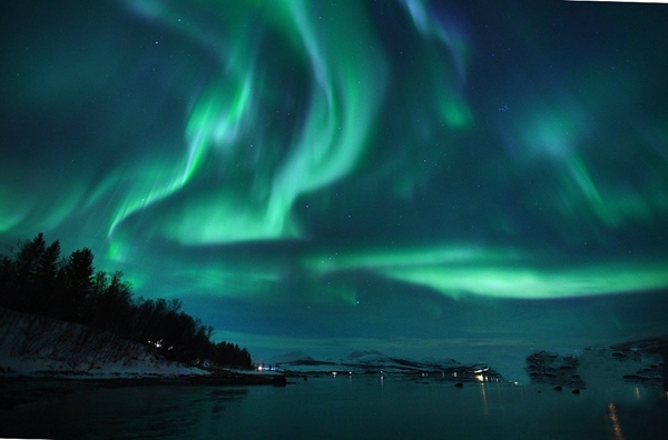 摄影师拍挪威北极光 绿光浮动宛若幻境