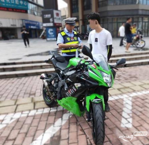 五华交警严查“炸街党”，2辆非法改装摩托车被扣
