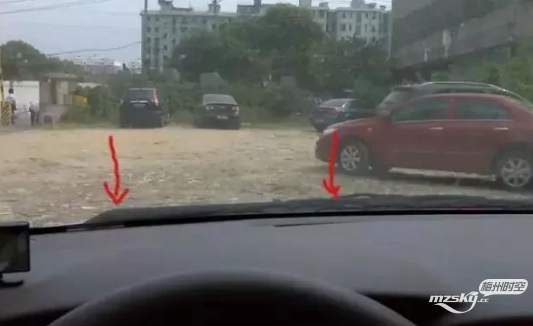 怎样判断汽车左右距离？
